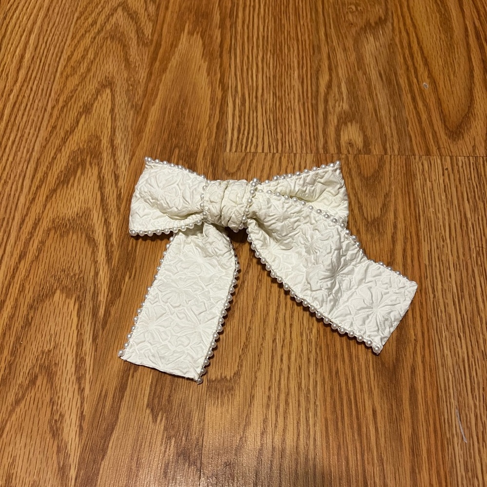 Elegant Cream Bow Hair Accessory